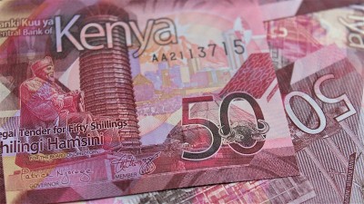 500肯尼亚先令纸币上一堆50先令纸币，俯视。