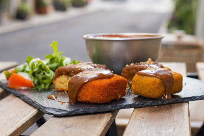 经典意大利arancini。里面有肉末和一些蔬菜的油炸饭团。