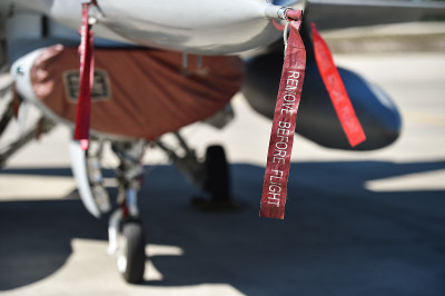 战斗机在跑道上