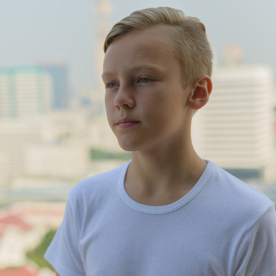 欧洲男孩在户外