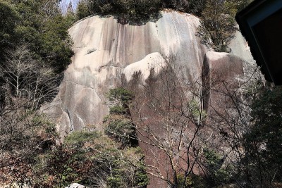 岐阜县水津市浪速公园里强大的奇怪岩石