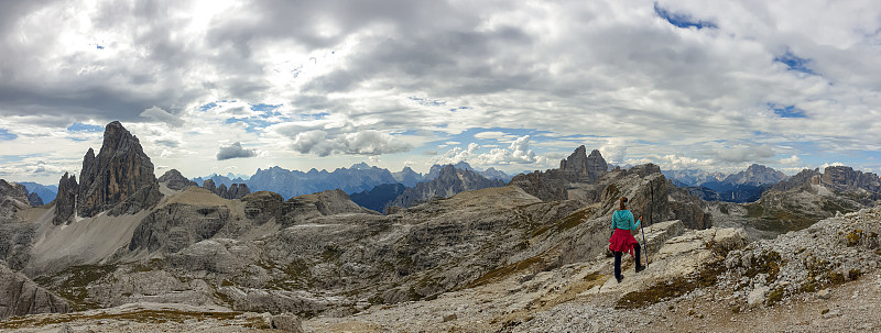 Oberbachernspitze -一个女人徒步旅行在一个高和荒凉的山在意大利白云石。