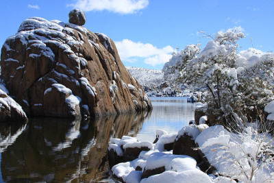 岩石上的雪