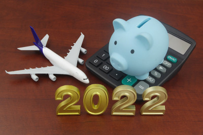 飞机模型，存钱罐和数字2022计算器。