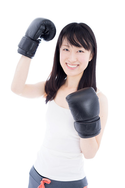 戴拳击手套的年轻女子