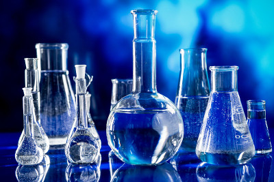 科学实验室研究与发展理念。带试管的显微镜