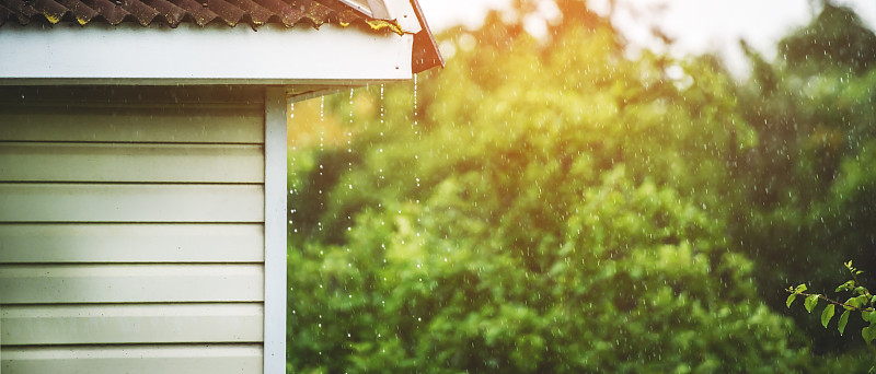 暴雨从屋顶滴落下来