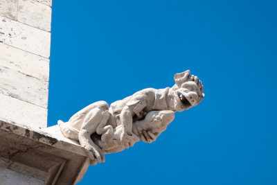令人惊叹的滴水嘴在Llotja de la Seda(中世纪丝绸交易所)，一个晚期的瓦伦西亚哥特式民