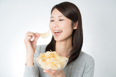 亚洲年轻女子吃薯片