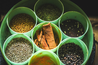 香料容器Masala Box (anjarai petti)是一种传统的印度香料储存容器，叫做Mas