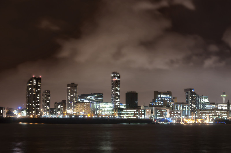 英格兰利物浦，夜晚和默西河