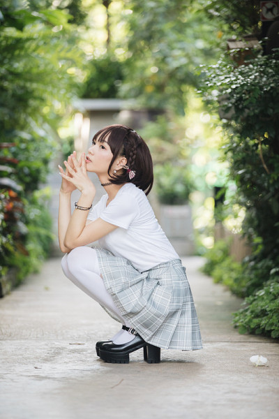 亚洲女孩的肖像与白色衬衫和裙子在户外看自然复古电影风格