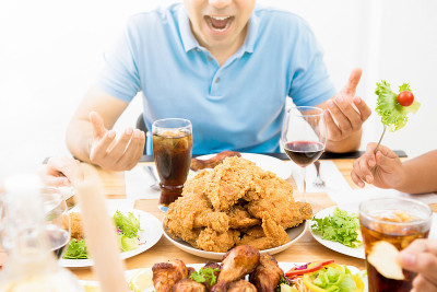 餐桌上的食物和饮料摆在年轻人面前