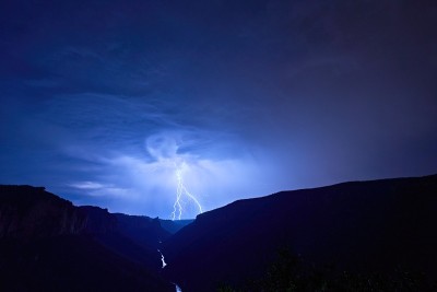 夜间的雷雨伴随着闪电，使得塔恩河和杜塔恩峡谷的岩石闪闪发光