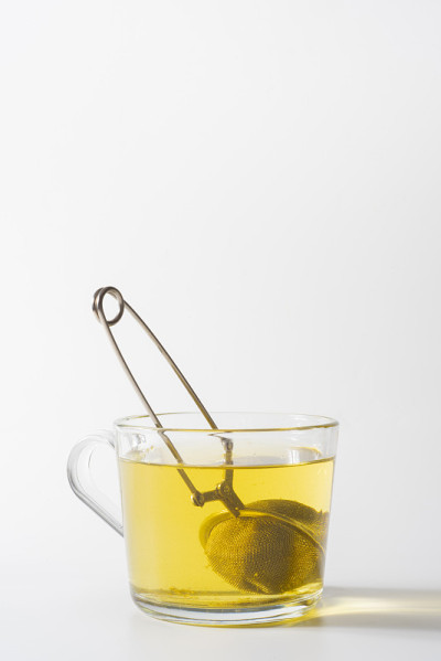 一杯用透明玻璃杯盛着的甘菊茶