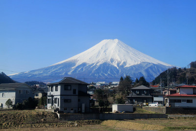 白雪覆盖的富士山和小镇。
