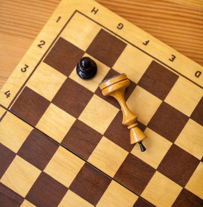 Pawn战胜了国王。棋子。