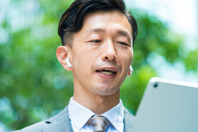 用平板电脑在线交流的商人