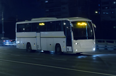公共汽车在夜间行驶