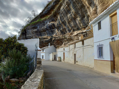 西班牙的“Setenil de las Bodegas”城市景观。安达卢西亚的白色村庄