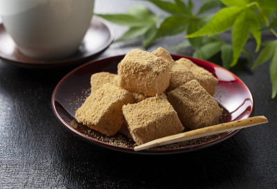 放在黑色日式托盘上的日式麻糬。