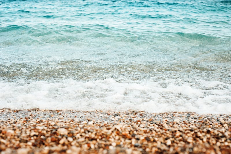 沙滩海岸线和水晶般清澈的海水，以土耳其海为背景