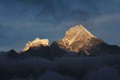从昆坰看落日的塔色库山