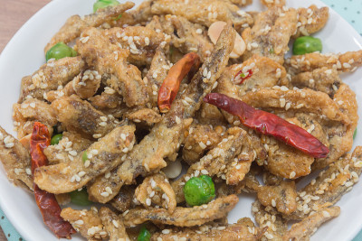 盘上炸脆小鱼