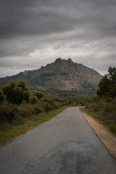 狭窄的道路在一个多云的日子与风景风景山孟山都，在葡萄牙