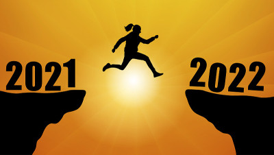 跳跃女人越过山沟的剪影。从2021年过渡到2022年，新年。矢量图