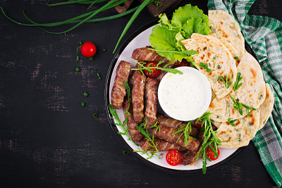 猪肉串，皮塔饼和大葱。俯视图，上方，拷贝空间