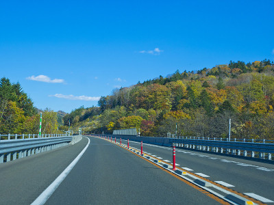 北海道高速公路上的乡村公路。