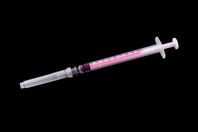 黑色背景上的医疗注射器