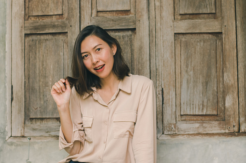 妇女们靠窗而坐。