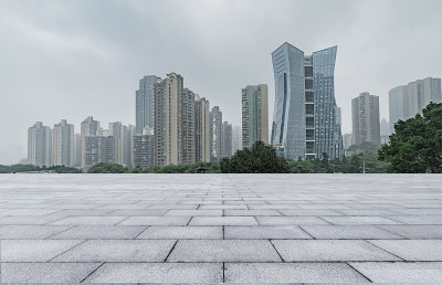 空荡的砖地和近处的现代城市景观
