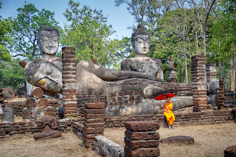 小沙弥在古庙，泰国甘蓬寺，儿童和尚在古庙上行走，小沙弥在泰国佛教小和尚停留。