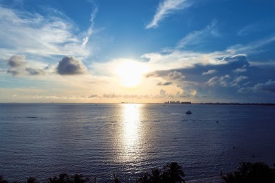 美国迈阿密比斯坎湾日落鸟瞰图。伟大的景观。假期旅行。旅游目的地。热带风光。