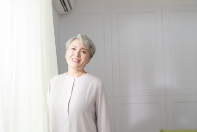 一个灰白头发的老妇人的特写照片