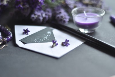 淡紫色的花和旧的信