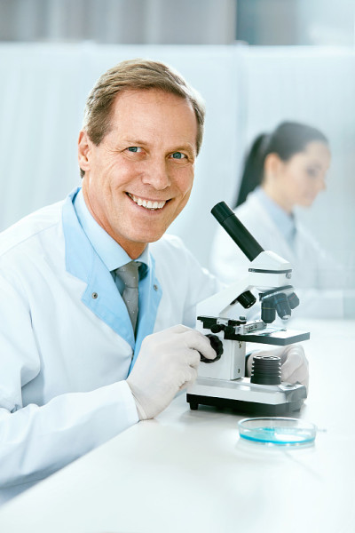 科学家们在实验室。在职医务人员