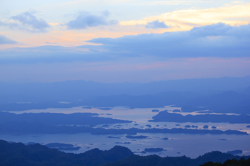 夕阳在山峦上落下的微光。