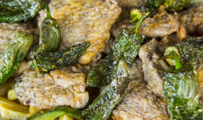 炸肉排配土豆和青椒