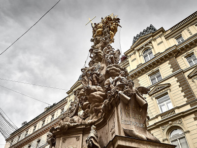 维也纳人观Pestsäule，一座在维也纳瘟疫后竖立的雕像