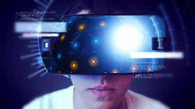 帅气的年轻人戴着VR头戴体验虚拟现实。