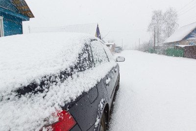 汽车和雪
