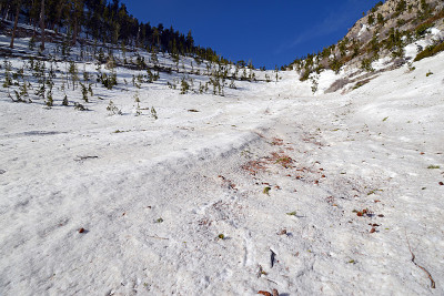 山上陡峭的斜坡显示雪崩地形，这是滑雪、徒步旅行和在新雪山上爬山的主要风险