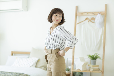 年轻女子待在家里