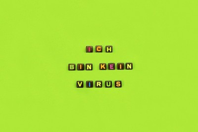 立方体形状的德语单词——Ich bin kein Virus——我不是全球冠状病毒的病毒标志(COV