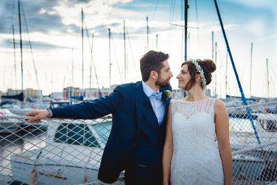 年轻的新婚夫妇享受浪漫的时刻