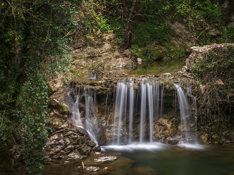 瀑布在Fornoli村，在经由Francigena朝圣者路线在Lunigiana，托斯卡纳北部，意大